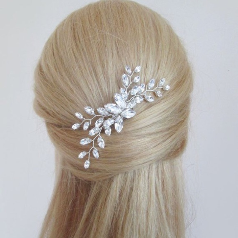 Wedding hair comb containing Swarovski crystals